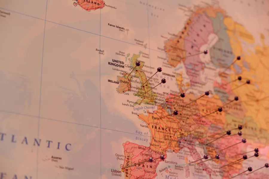 Carte de l'Europe avec des punaises plantées sur plusieurs pays