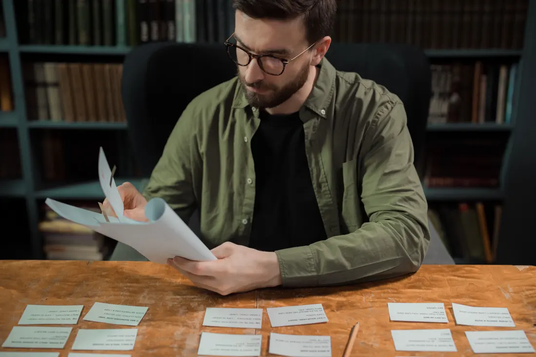 Cartes de revision question-reponse posees sur un bureau