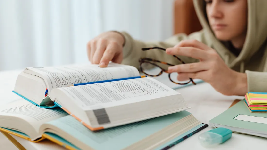 Élève révisant ses fiches avant un examen oral