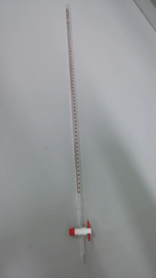 Burette graduée de 50 mL avec son robinet, posée sur une paillasse de laboratoire