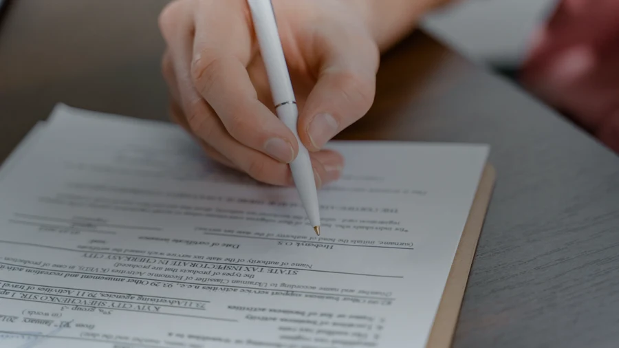Étudiant remplissant un dossier