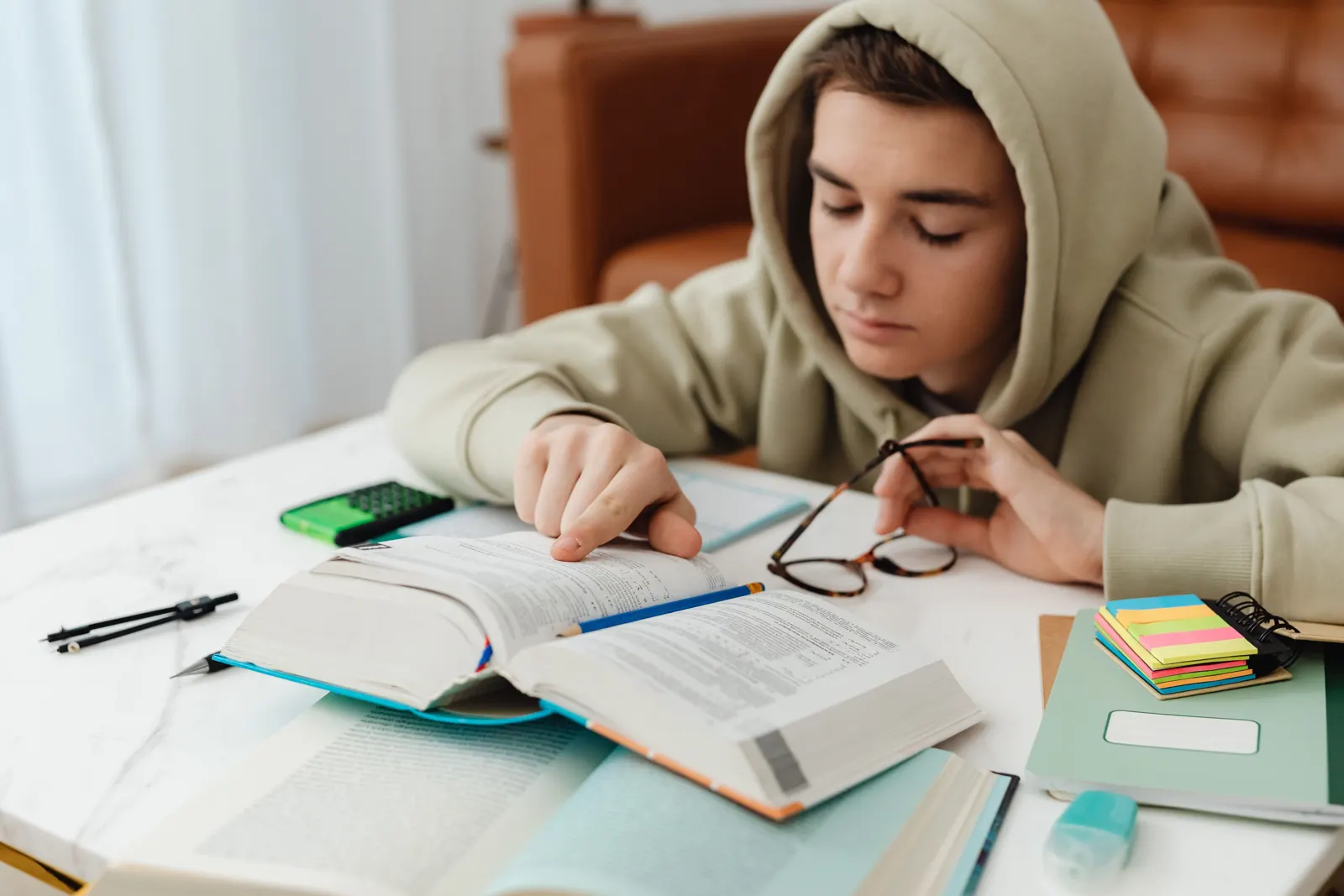 Collégien préparant son oral avec ses notes et des cartes mémo sur une table