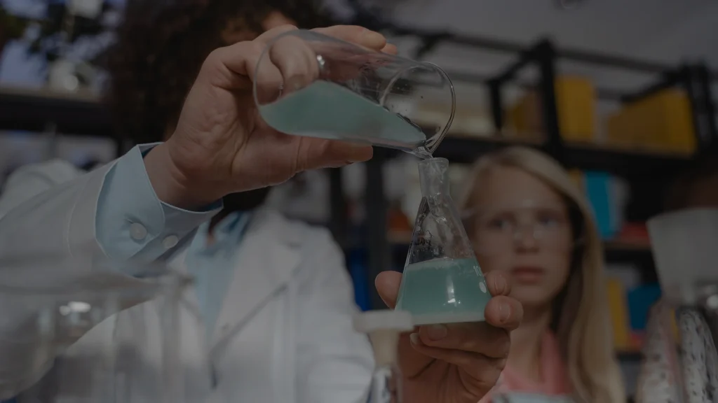 Élève en cours de chimie, comme dans l’ancienne série scientifique