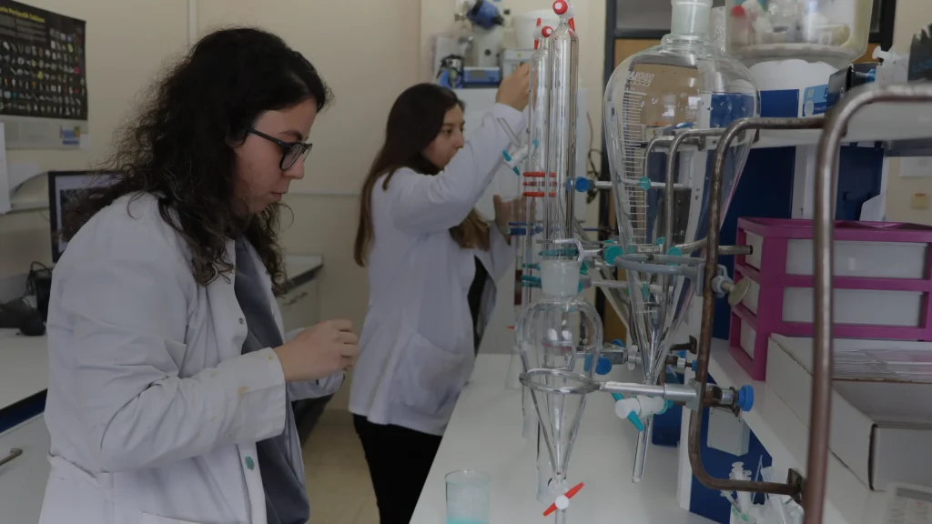Bac STL : matières, épreuves, coefficients et révisions