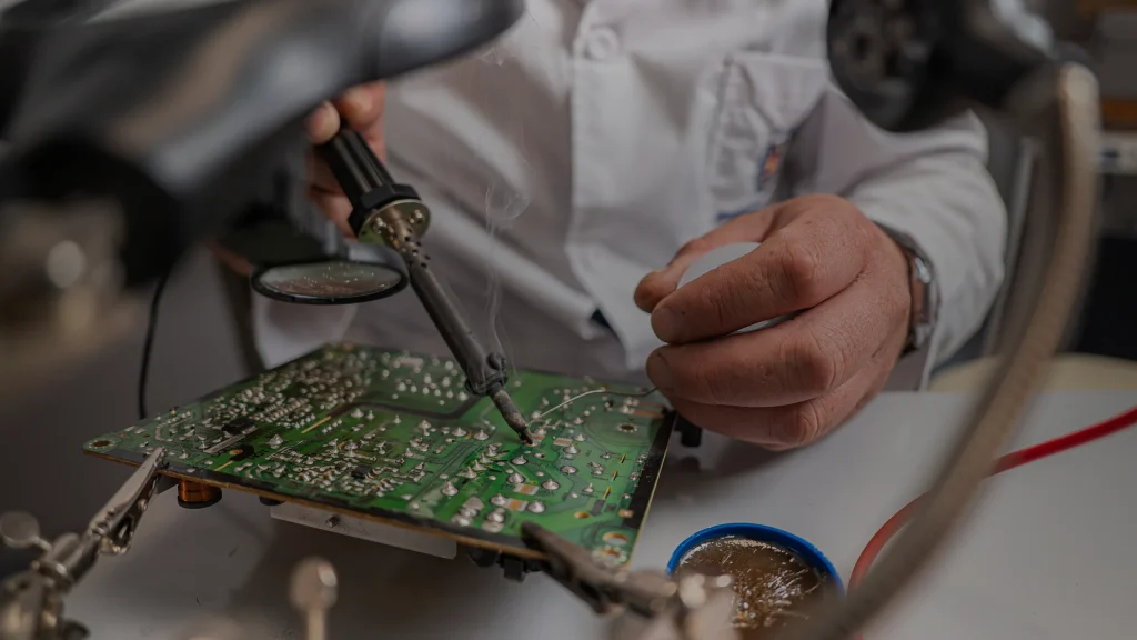 Technicien électronique sur une carte de circuit